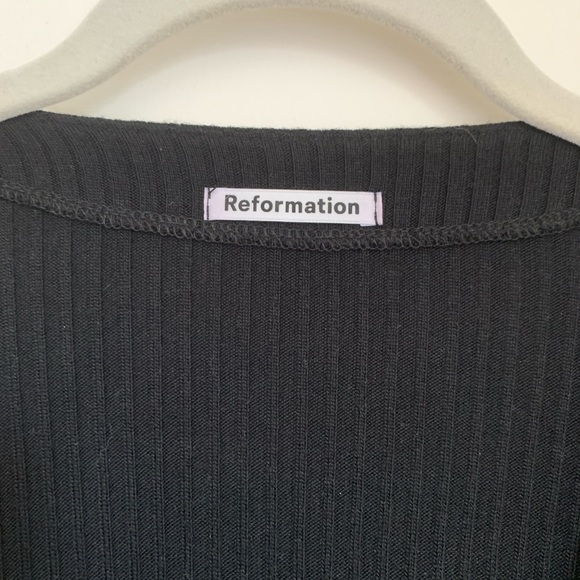 Black Ribbed V-Neck Button-Up Top - Picture 5 of 9